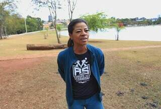 Assessora de corrida, Regina Santos fala que só os &#39;fortes&#39; treinam no frio. (Foto: Paulo Francis)