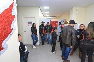 Participantes do motoclube reunidos na recepção do Hemosul. (Foto: Paulo Francis)