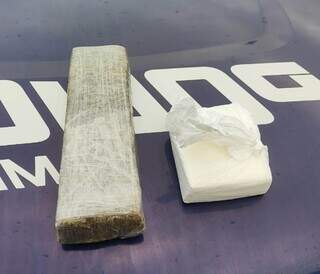 Pacotes de drogas encontrados em caminhonete de policial penal (Foto: Direto das Ruas)