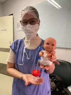 Pediatra opera bonecas e até o "Hulk" para ajudar crianças internadas