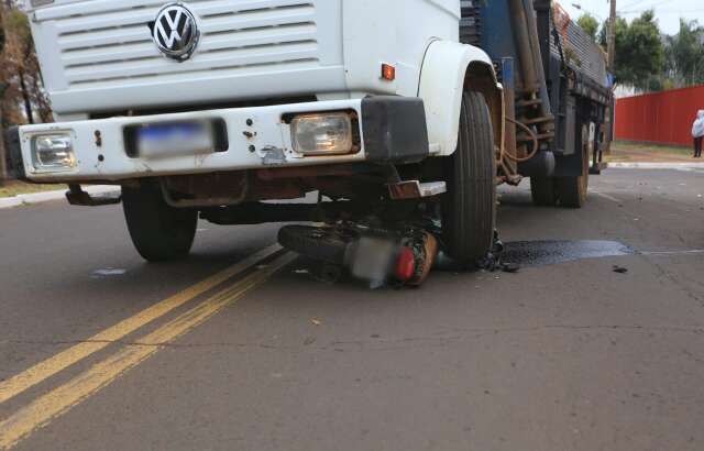 Freio de caminh&atilde;o falha e motorista atinge motociclista