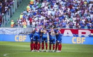 Jogadores do Tricolor se reúnem no fim da partida para conversa no gramado. (Foto: Rafael Rodrigues/Bahia)