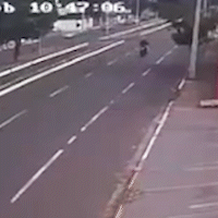 Homem cai da moto e derrapa por metros na Avenida Fábio Zahran
