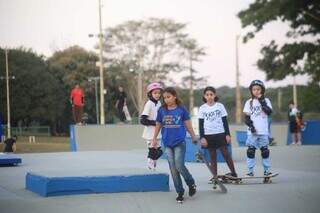 Meninas participam do  “Vou de Skate Day” na pista do Parque das Nações Indígenas. (Foto: Paulo Francis)