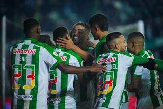 Jogadores do Jaconero comemoram vitória em casa. (Foto: Fernando Alves/Juventude)