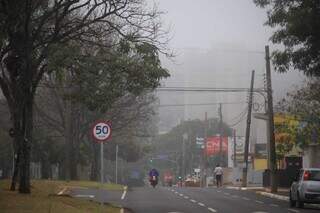 Prédios sumiram em meio ao nevoeiro na Avenida Mato Grosso (Foto: Paulo Francis)
