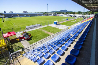 Arquibancada e gramado do Estádio Arthur Marinho, instalado em Corumbá. (Foto: Arquivo/Campo Grande News)