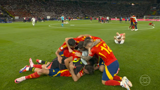 Jogadores da seleção espanhola comemoram título no gramado do Estádio Olímpico de Berlim, na Alemanha. (Foto: Reprodução/Globoplay)
