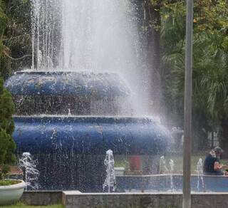 Chafariz ligado na Praça Ary Coelho, em Campo Grande (Foto: Marcos Maluf/Arquivo)