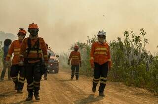 Militares do Corpo de Bombeiros de MS durante combate aos incêndios no Pantanal (Foto: Bruno Rezende)