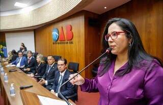 Advogada trabalhista, Camila Marques, durante pronunciamento na OAB-MS (Foto: Reprodução/Instagram)