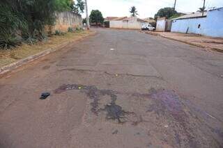 O sangue da vítima ficou espalhao pela rua do Bairro Guanandi (Foto: Paulo Francis)