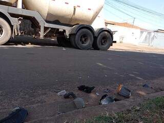 Destroços de veículo da vítima na rua do acidente. (Foto: Ana Beatris Rodrigues)