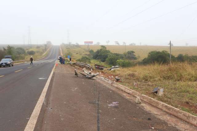 Caminh&atilde;o com abacaxis parte ao meio ap&oacute;s cair em ribanceira e motorista morre 