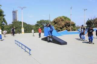 Jovens fazendo manobras de skate na pista do Parque das Nações Indígenas (Foto: Paulo Francis)