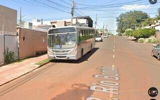 Veículo estacionado na Rua Rio Bonito (Foto: Google Street View)