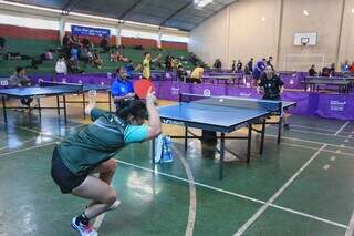 Competição de tênis de mesa é disputada neste domingo em Campo Grande. (Foto: Paulo Francis)