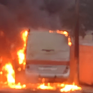 Ônibus pega fogo e fica totalmente destruído no Rita Vieira