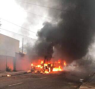 Ônibus pegando fogo no início da manhã deste domingo, na Rua Rio Bonito (Foto: Direto das Ruas)