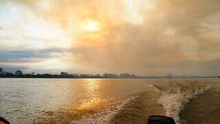 Rio Paraguai com cortina de fumaça durante incêndio no Pantanal em 30 de junho. (Foto: Alex Machado)