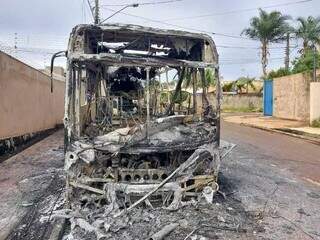 Estado do ônibus após pegar fogo na Rua Rio Bonito, em Campo Grande (Foto: Everson Castilho)