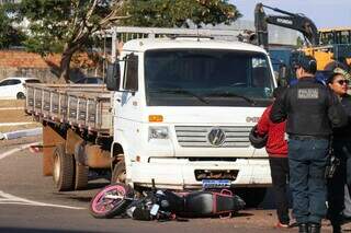 Motocicleta embaixo de caminhão na Avenida Guri Marques (Foto: Henrique Kawaminami)