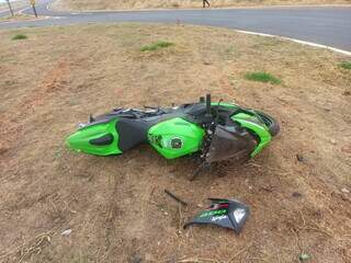 Moto Kawasaki Ninja que a vítima conduzia no momento do acidente. (Foto: BNC Notícias)