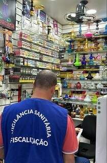 Ação de apreensão de cigarros eletrônicos no comércio da Capital pela Vigilância Sanitária de Campo Grande (Foto: SESAU)