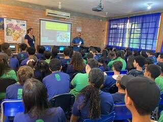 Ação educativa da Vigilância Sanitária de Fátima do Sul em escola estadual, em maio. (Foto: Vigilância sanitária)