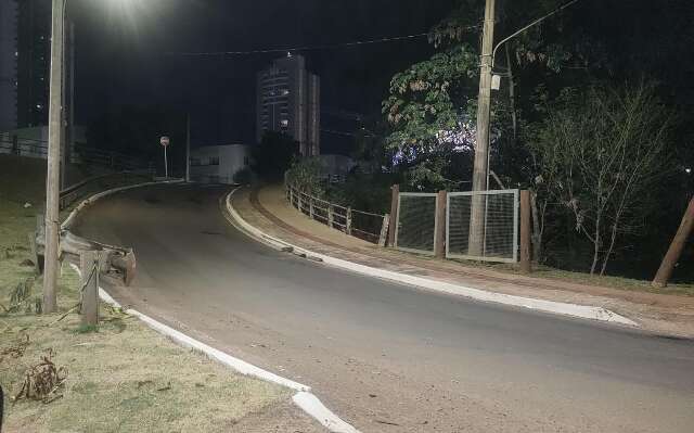 Carreta &eacute; retirada de avenida e tr&acirc;nsito liberado no Ch&aacute;cara Cachoeira