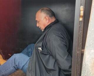 O policial penal logo após ser preso com drogas em sua caminhonete (Foto: Direto das Ruas)