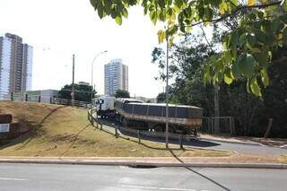 Alça de acesso à Rua Ceará está travada por uma carreta bitrem (Foto: Paulo Francis)