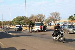 Trecho interditado pela Polícia Militar (Foto: Henrique Kawaminami)