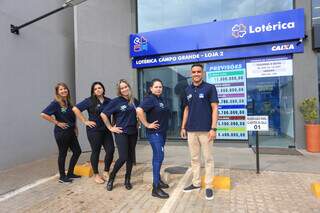 Equipe da Loja II da Lotérica Campo Grande em frente à nova fachada (Foto: Paulo Francis)