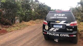 Viatura da Polícia Civil próximo a transportadora onde ocorreram os furtos (Foto: Divulgação)