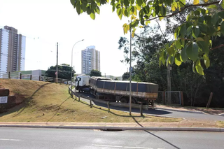 Carreta &eacute; retirada de avenida e tr&acirc;nsito liberado no Ch&aacute;cara Cachoeira