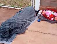 Em dia de frio recorde, moradores de rua dormiram na porta do Cetremi