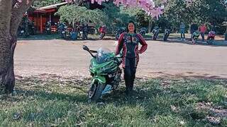 Ana Claudia ao lado da motocicleta de 400 cilidrandas (Foto: Reprodução | Instagram)
