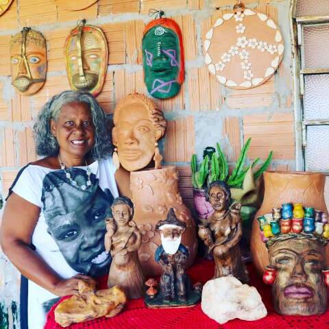 Casa &eacute; tomada por cer&acirc;mica e hist&oacute;rias de uma artista apaixonada