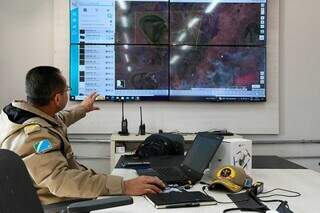 Bombeiro mostra como é feito monitoramento via satélite do bioma em MS (Foto: Bruno Rezende/Governo de MS)