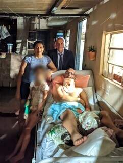 Advogado junto com Mauro, que está acamado, acompanhado da esposa e filha da vítima (Foto: Divulgação)