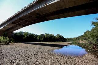 Ponte sobre trecho de leito seco do Rio Miranda em distrito de Bonito. (Foto: Paulo Francis)