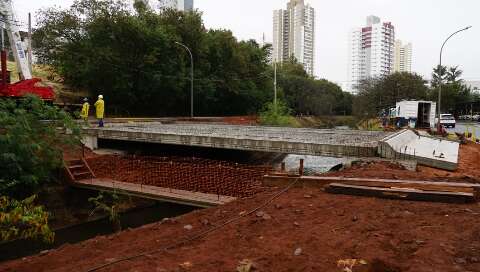 Dias após instalar estrutura, governo paralisa obra de ponte