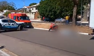 Corpo da motociclista ficou entre a Biz e o caminhão após acidente (Foto: Diário Corumbaense)