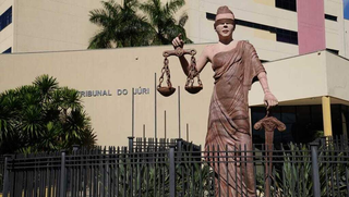 Deusa da Justiça, obra na fachada do Tribunal do Júri de Campo Grande. (Foto: Alex Machado, Arquivo/Campo Grande News)