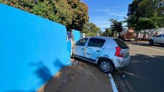 Veículo Renault Sandero batido no muro, enquanto o caminhão betoneira está estacionado mais para frente (Foto: Antonio Bispo)