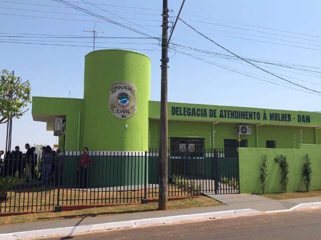 Pol&iacute;cia prende homem acusado de derramar cacha&ccedil;a nos olhos da filha em MS 