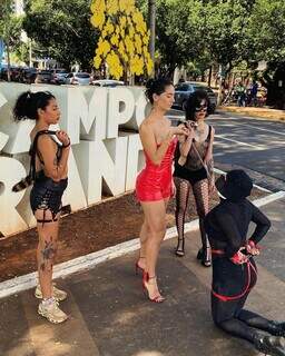 Modelos desfilaram pelas ruas com lingerie e chicote. (Foto: Luxurya)