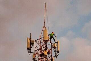Mais cedo, homem escalou até o alto da antena utilizada para serviços de telefonia. (Foto: Alex Machado)