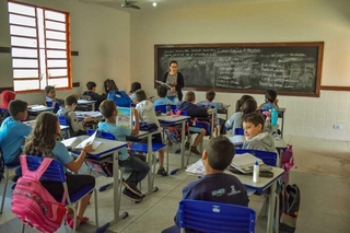 Professora e estudantes da rede municipal de Campo Grande durante aula. (Foto: Arquivo/Semed)
